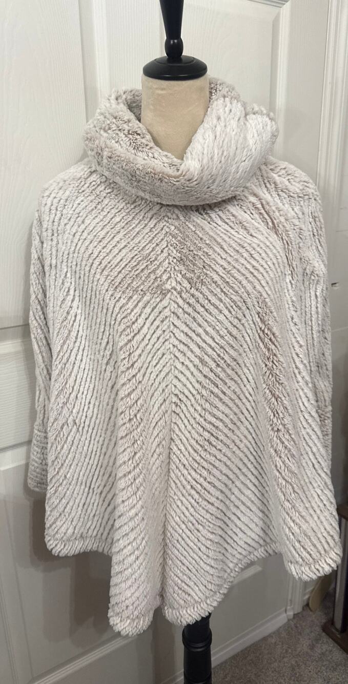Capote Faux Fur Cape Poncho S/M Cream Plush Turtleneck Cowl Neck Winter